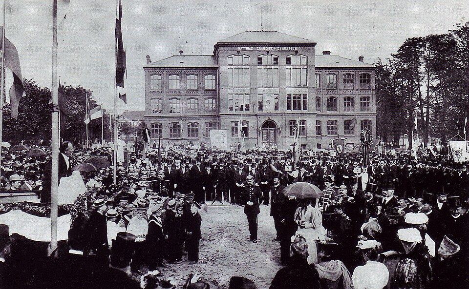 Schüler und Lehrer bei einer Sedanfeier vor einem Gymnasium in Wandsbek um 1900